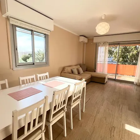 - 4 People - Parking