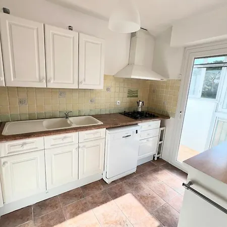 - 4 People - Parking Antibes