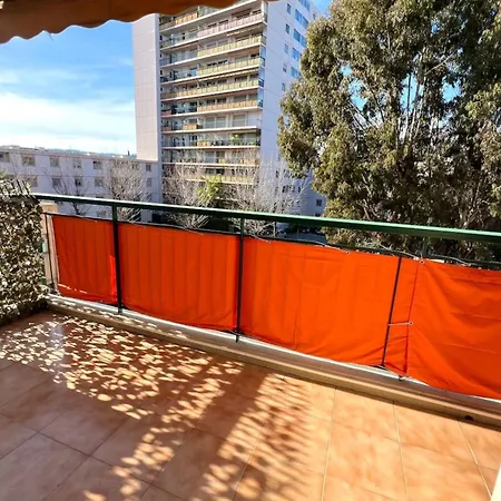 - 4 People - Parking *